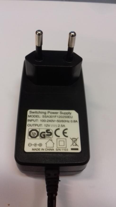 Input: 100/240 volts AC. 50-60 Hz /Output: 12VDC 2.5Amp  dc 5.5mm/2.5mm - Tuotekuva
