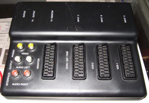 Audio/video selector 3/1.  Scart-jakaja. Myös RCA-lähdöt kuvalle ja äänelle. - Tuotekuva